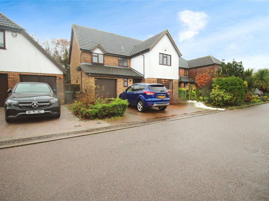 4 bed detached house to rent in Cottis Close, Langdon Hills, Basildon SS16, £1,900 pcm