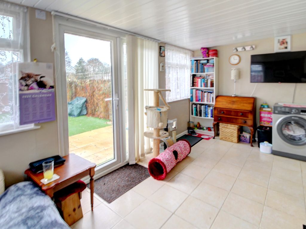 2 bed bungalow for sale in Elmhurst, Tadley RG26, £350,000