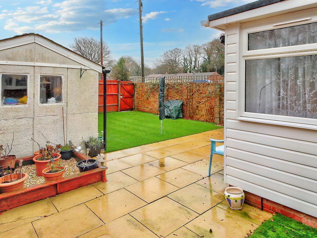 2 bed bungalow for sale in Elmhurst, Tadley RG26, £350,000