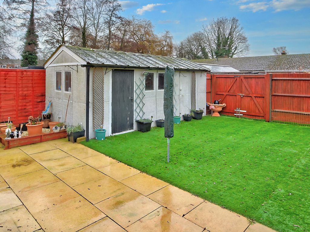 2 bed bungalow for sale in Elmhurst, Tadley RG26, £350,000