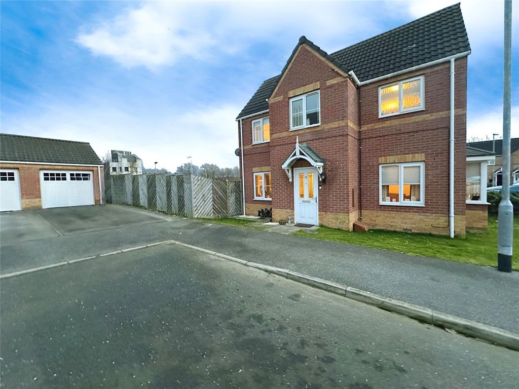 3 bed detached house for sale in Smallbridge Close, Barnsley, South Yorkshire S71, £190,000