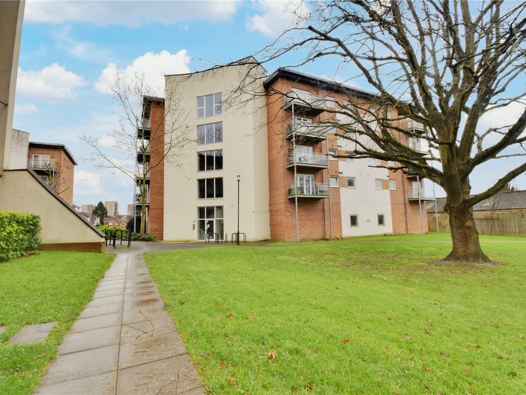 2 bed flat for sale in Watford, Hertfordshire WD18, £350,000