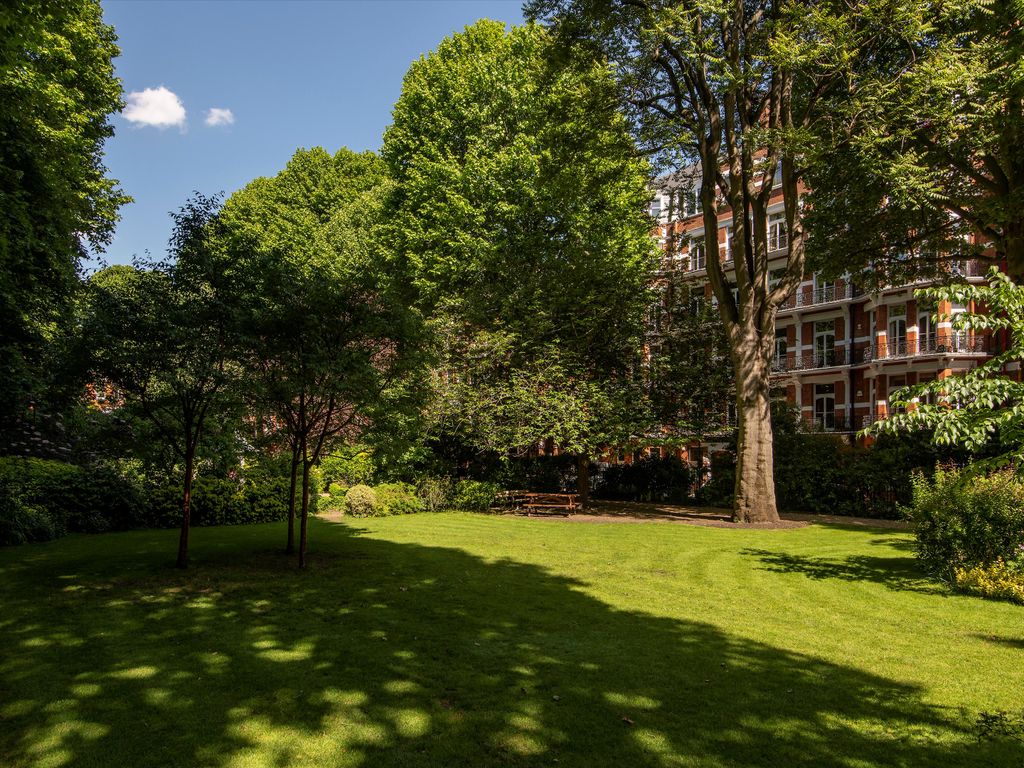 3 bed flat for sale in Barkston Gardens, London SW5, £1,595,000