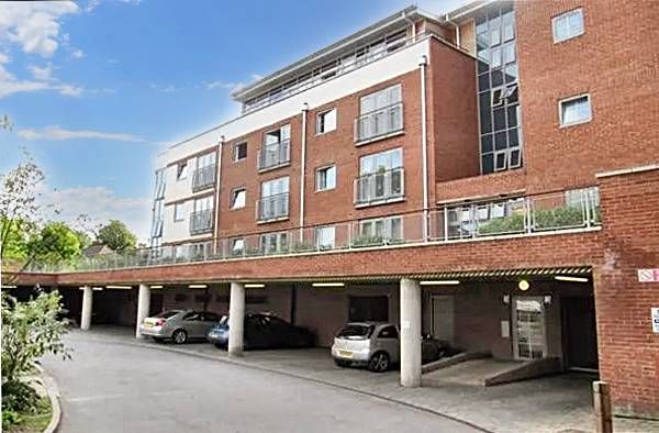 1 bed flat to rent in Windmill Road, Slough SL1, £1,150 pcm