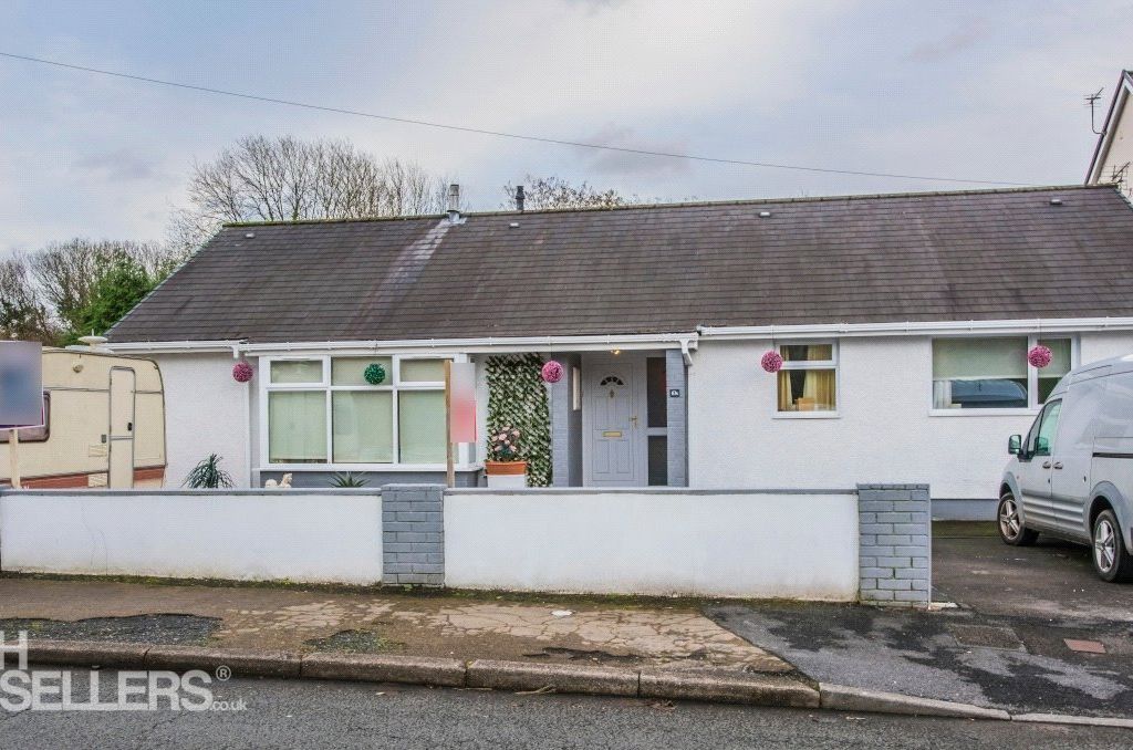3 bed bungalow for sale in Pantyffynnon Road, Ammanford, Carmarthenshire SA18, £220,000