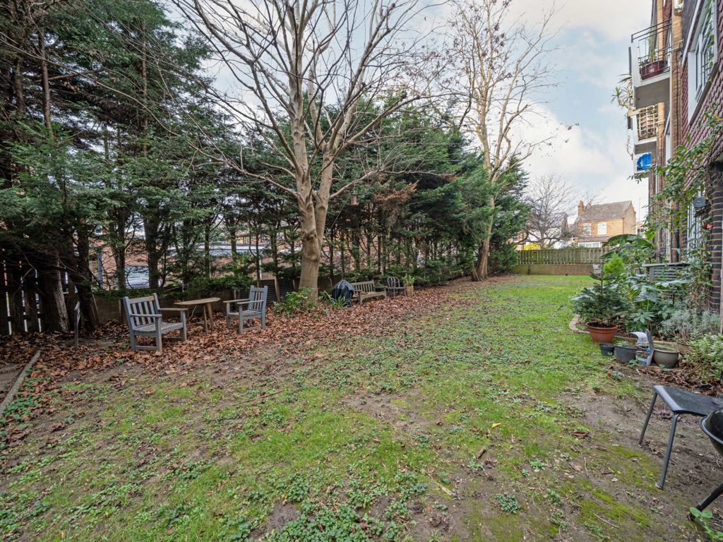 2 bed flat for sale in Acre Road, Kingston Upon Thames KT2, £365,000