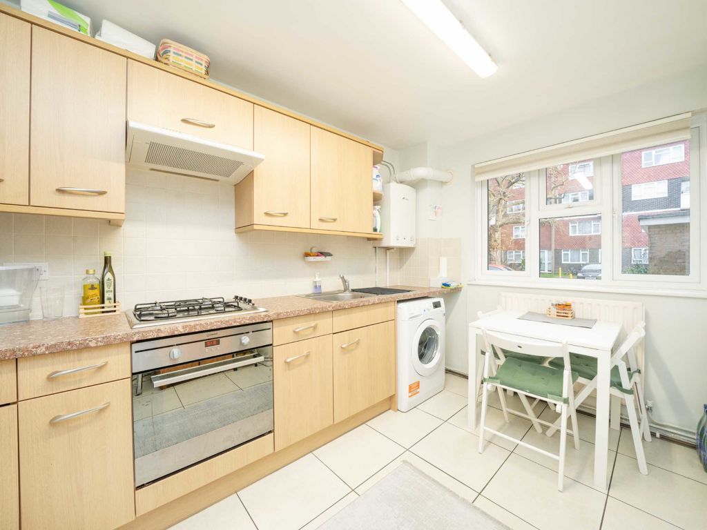 2 bed flat for sale in Acre Road, Kingston Upon Thames KT2, £365,000