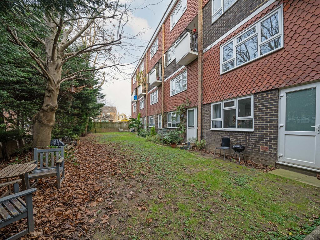 2 bed flat for sale in Acre Road, Kingston Upon Thames KT2, £365,000