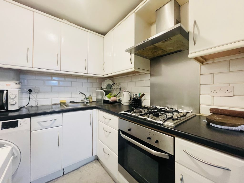 Block of flats for sale in Cardiff Road, Luton LU1, £150,000