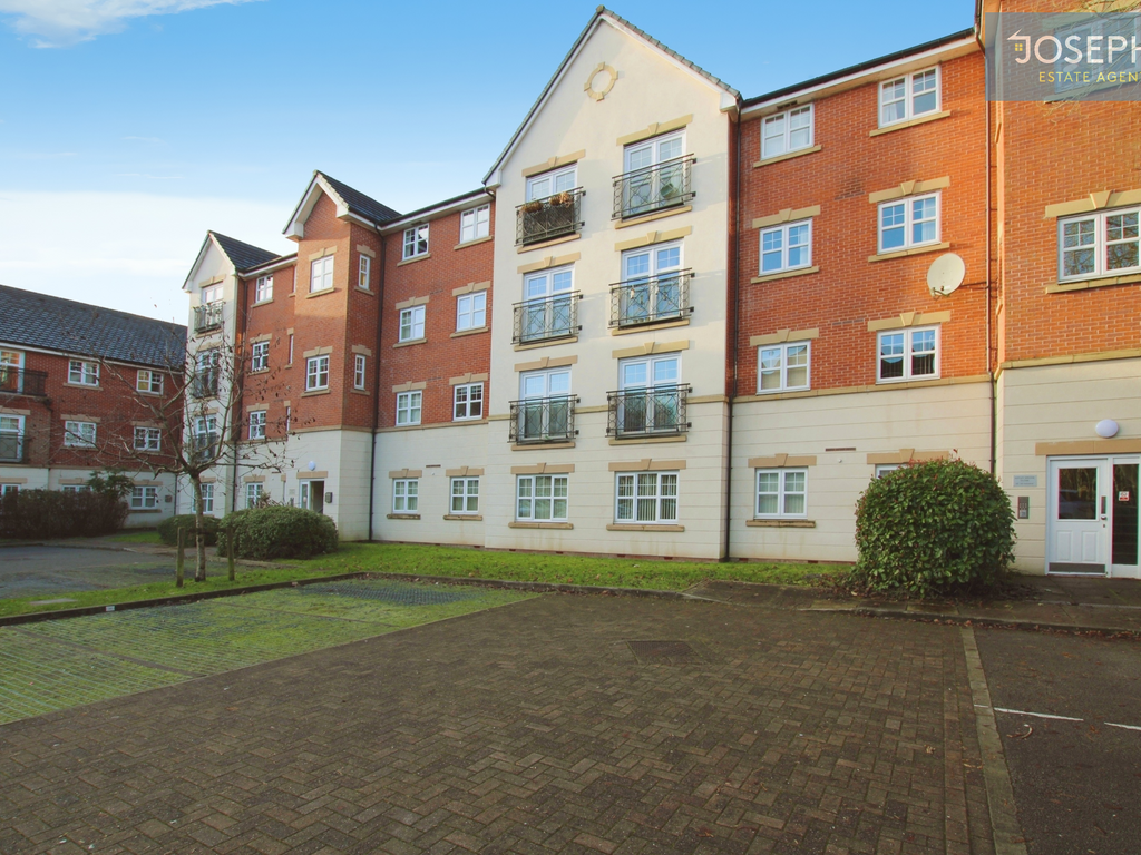 2 bed flat to rent in Astley Brook Close, Bolton BL1, £800 pcm