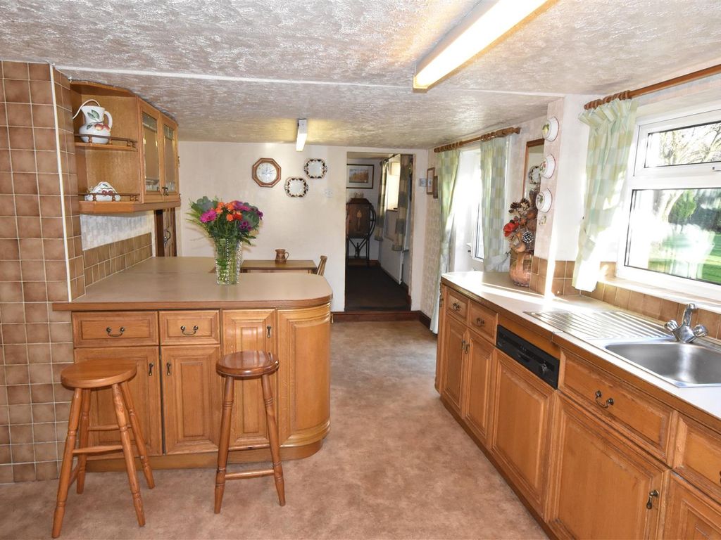 4 bed cottage for sale in Staythorpe Road, Averham, Newark NG23, £525,000
