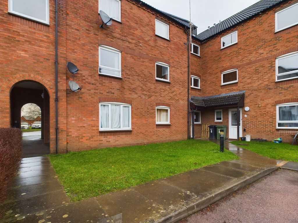 2 bed flat for sale in Chave Court, Widemarsh Common, Hereford HR4, £127,500