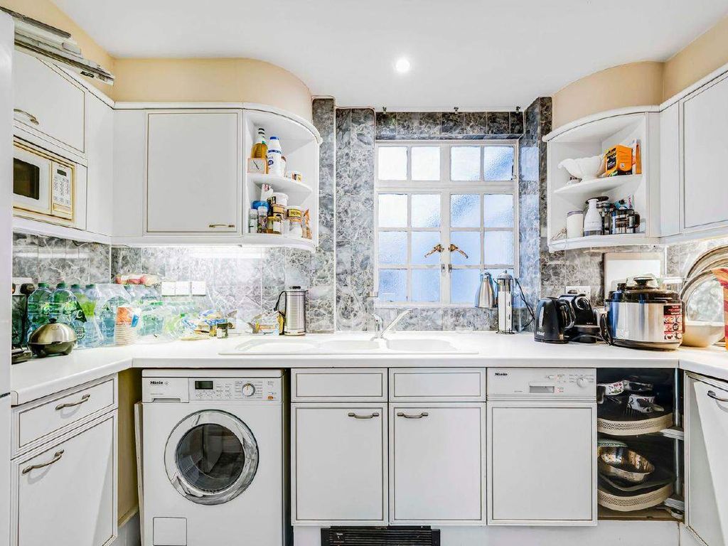 1 bed flat for sale in Baker Street, London NW1, £725,000