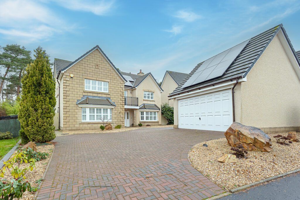 5 bed detached house for sale in Douglas Avenue, Airth FK2, £545,000