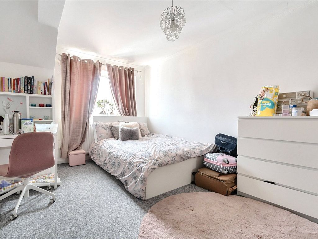 4 bed semi-detached house to rent in Monks Avenue, Barnet EN5, £3,400 pcm