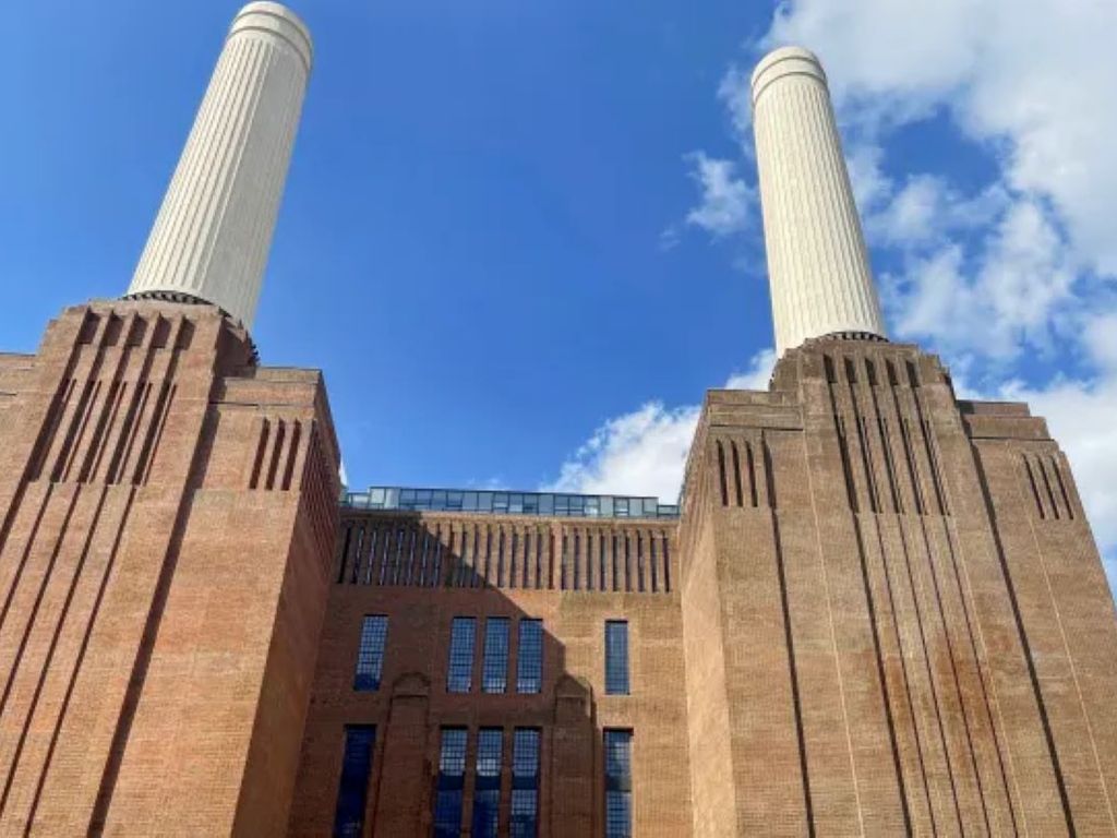 Office to let in The Power Station, London SW11, £9,000 pa