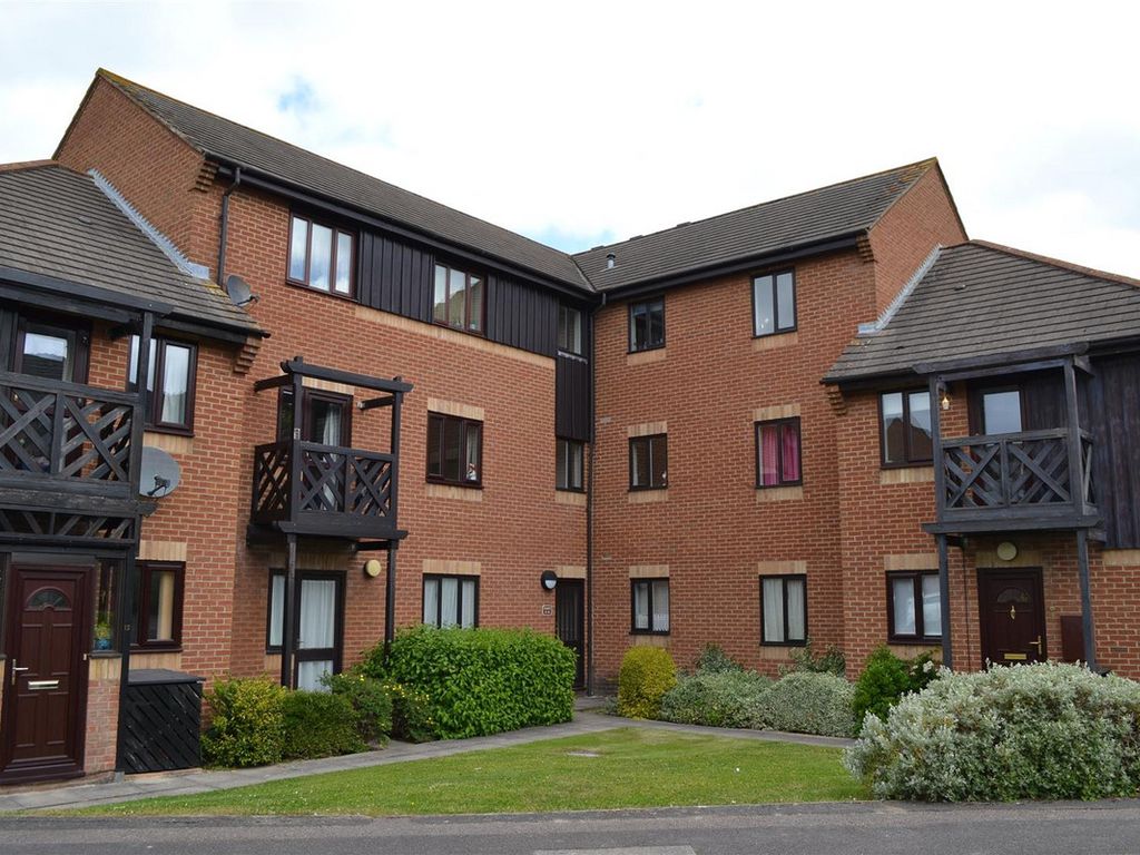2 bed flat for sale in Roebuck Court, Didcot OX11, £170,000