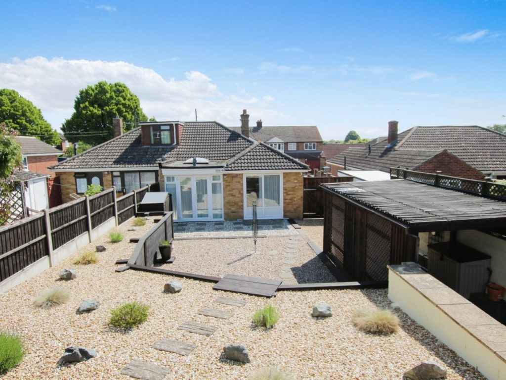 2 bed bungalow for sale in Aysgarth Road, Yarnton OX5, £375,000