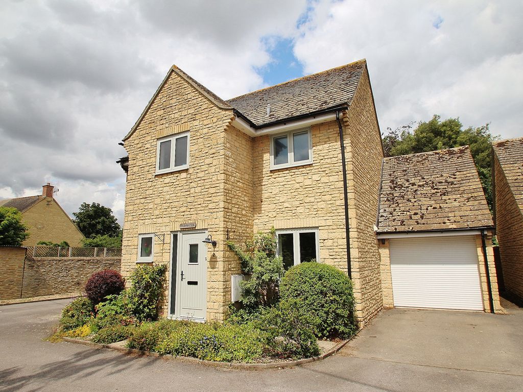 3 bed detached house for sale in Bovingtons Yard, Aston OX18, £375,000