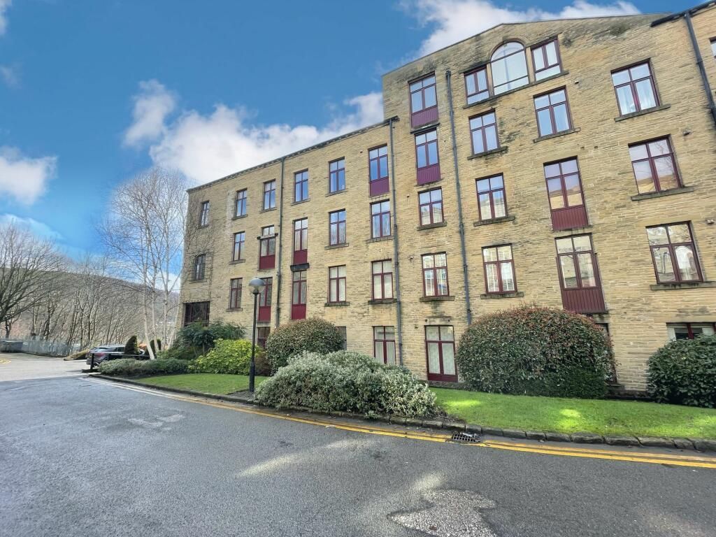 2 bed flat for sale in Garden Street North, Halifax HX3, £87,500