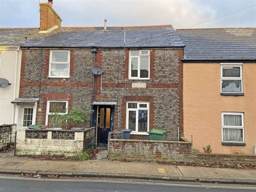 2 bed terraced house for sale in Trafalgar Road, Newport PO30, £145,000