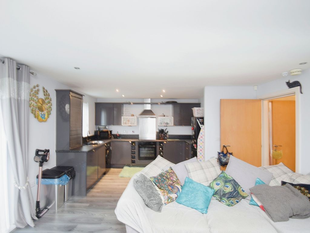 2 bed flat for sale in Pentre Doc Y Gogledd, Llanelli, Carmarthenshire SA15, £80,000