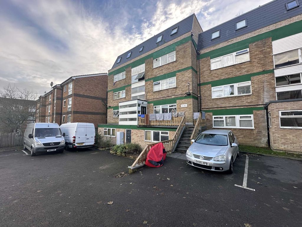 1 bed flat for sale in Brook Street, Luton LU3, £140,000