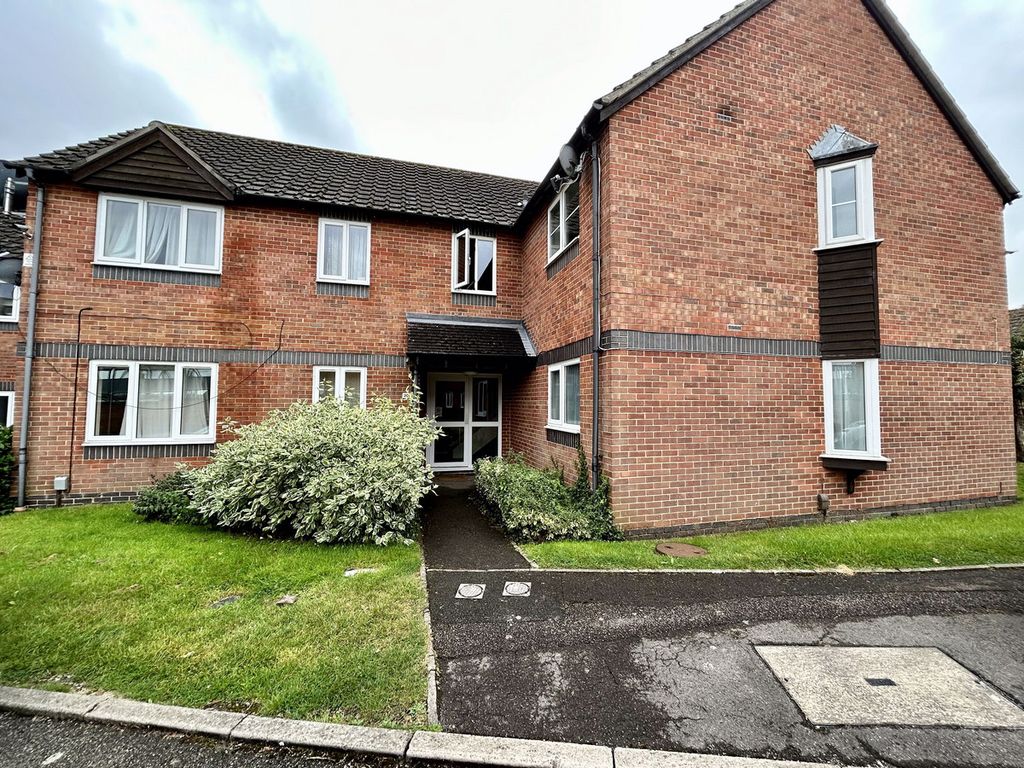 1 bed flat for sale in All Saints Court, Didcot OX11, £164,000
