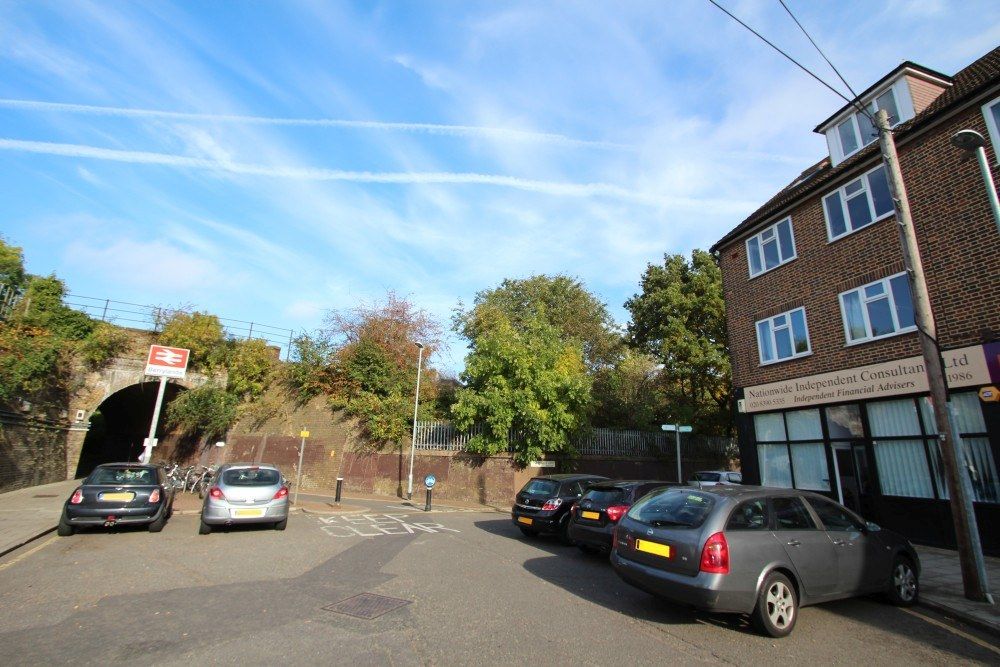 3 bed flat to rent in Camellia Lane, Surbiton KT5, £2,010 pcm