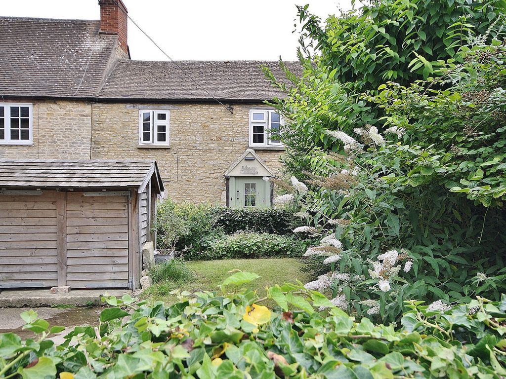 2 bed cottage for sale in Church Walk, Combe OX29, £470,000