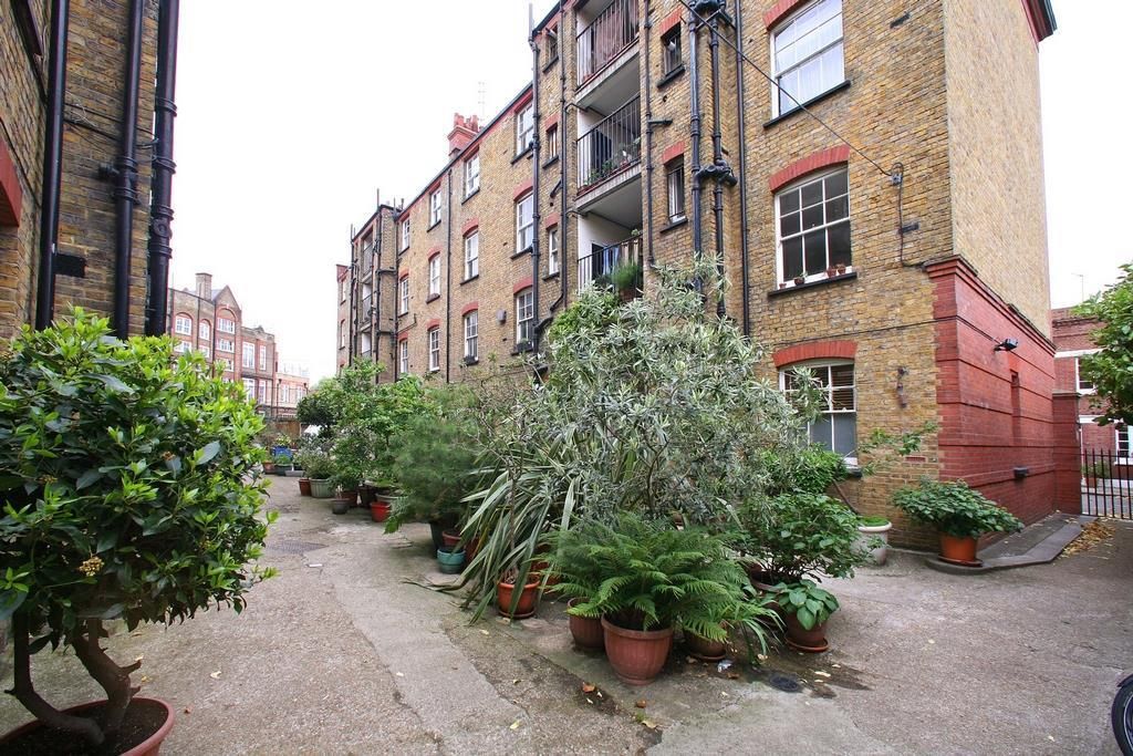 1 bed flat for sale in Shepton Houses, Welwyn Street, London E2, £350,000