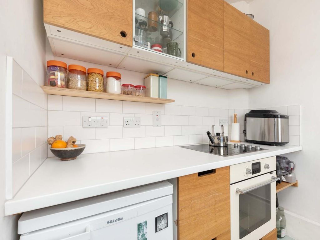 1 bed flat for sale in Shepton Houses, Welwyn Street, London E2, £350,000