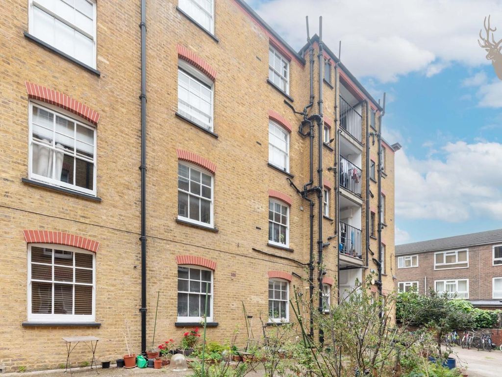 1 bed flat for sale in Shepton Houses, Welwyn Street, London E2, £350,000