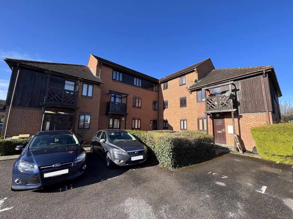 2 bed flat for sale in Roebuck Court, Didcot OX11, £179,950