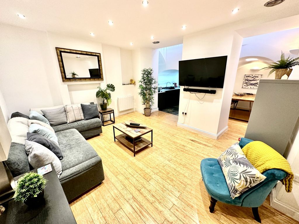 1 bed flat for sale in Flat B, Lancaster House, High Street, Tenby, Pembrokeshire SA70, £199,950