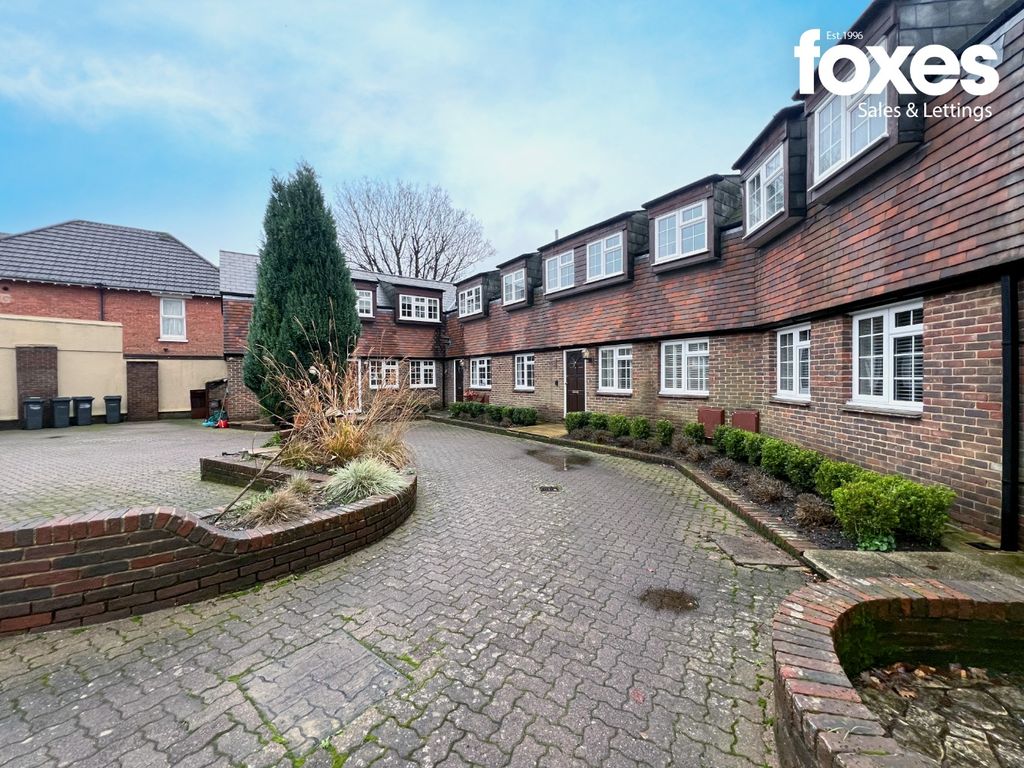 2 bed terraced house to rent in The Courtyard, Westbourne BH4, £1,250 pcm