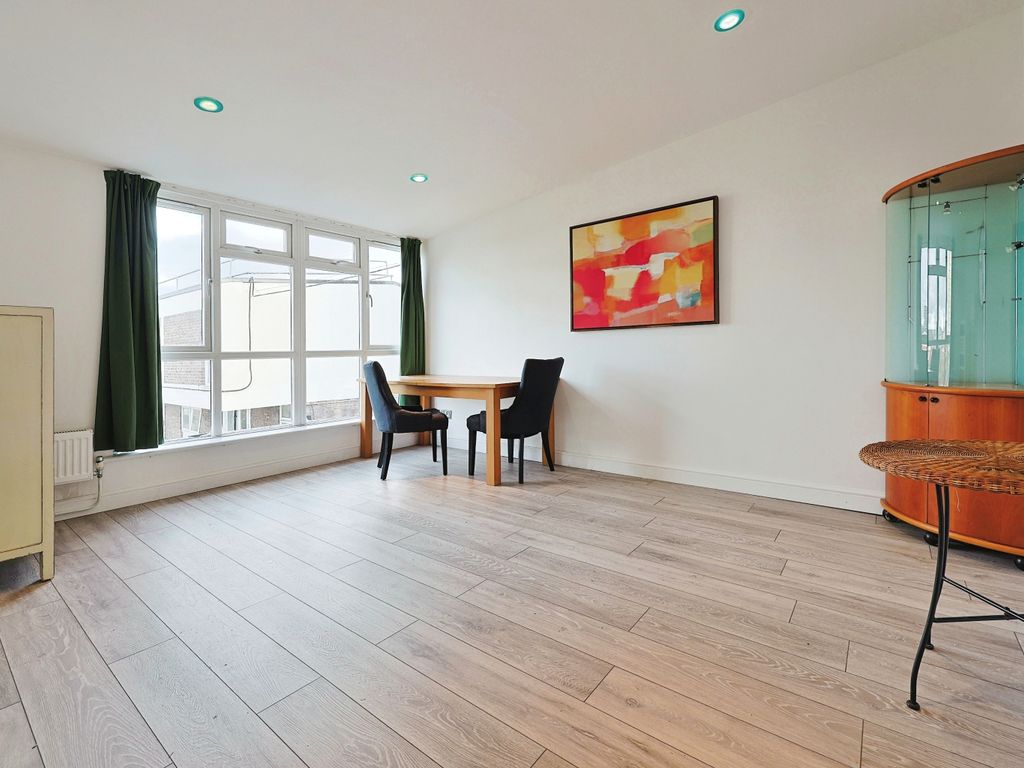1 bed flat for sale in Philpot Square, Fulham SW6, £346,000