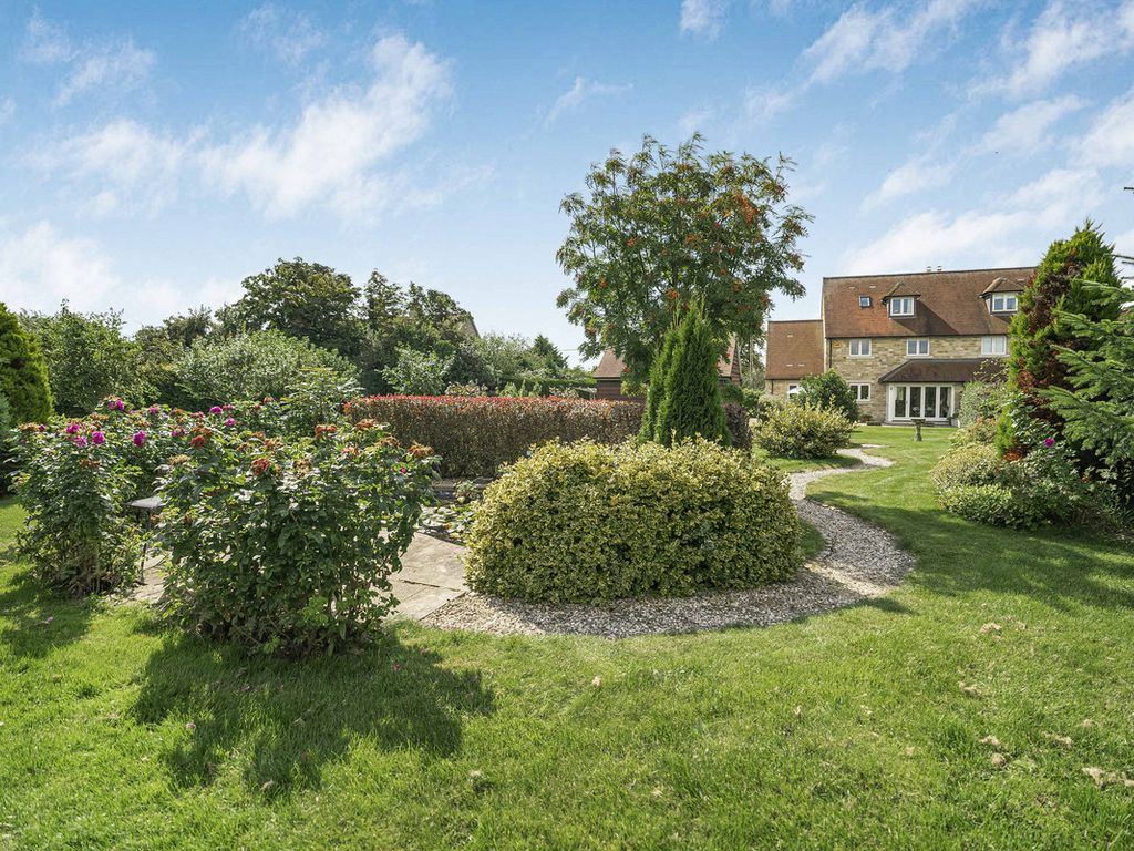 4 bed detached house for sale in Castle Street, Marsh Gibbon OX27, £700,000