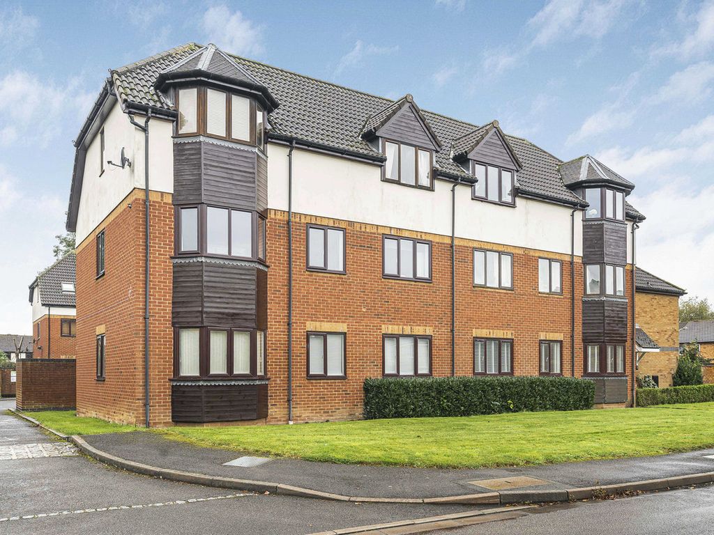 2 bed flat for sale in Heron Drive, Bicester OX26, £199,950