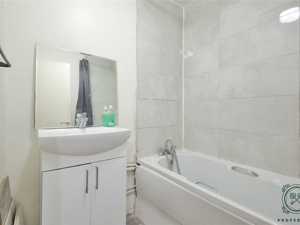 2 bed flat for sale in Gloucester Road, London N17, £200,000