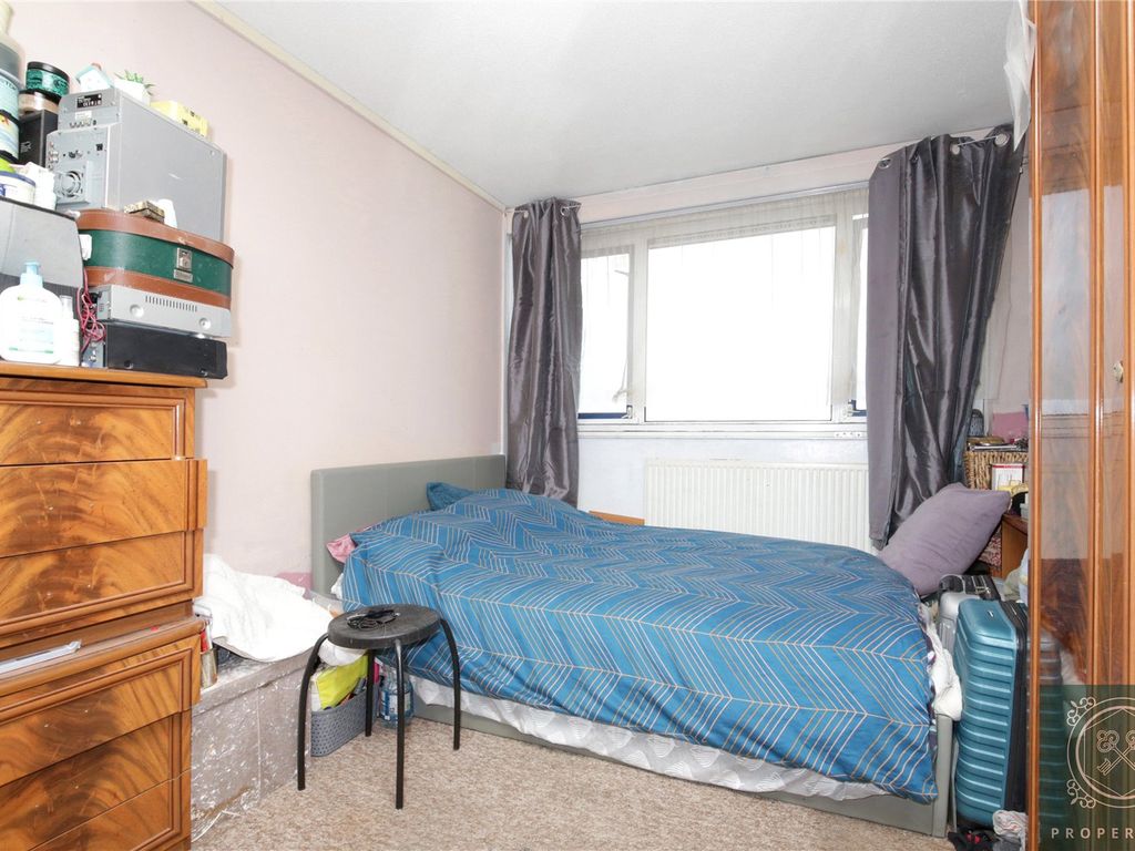 2 bed flat for sale in Gloucester Road, London N17, £200,000