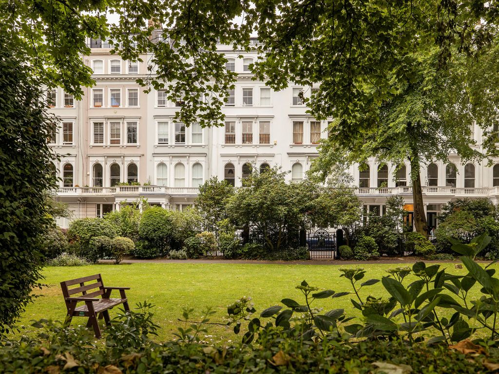 2 bed flat for sale in Cornwall Gardens, London SW7, £995,000