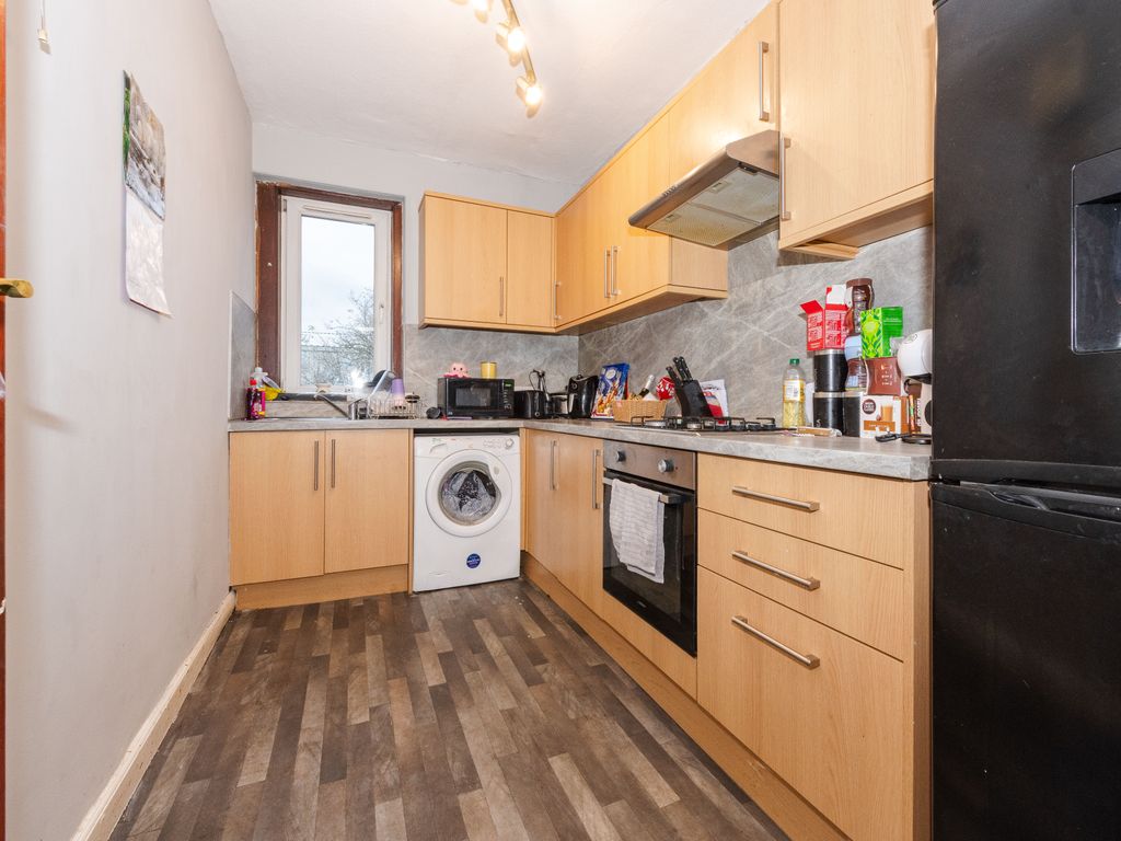 2 bed flat for sale in Dens Road, Dundee DD3, £60,000