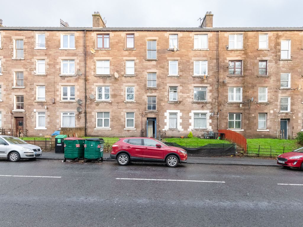 2 bed flat for sale in Dens Road, Dundee DD3, £60,000