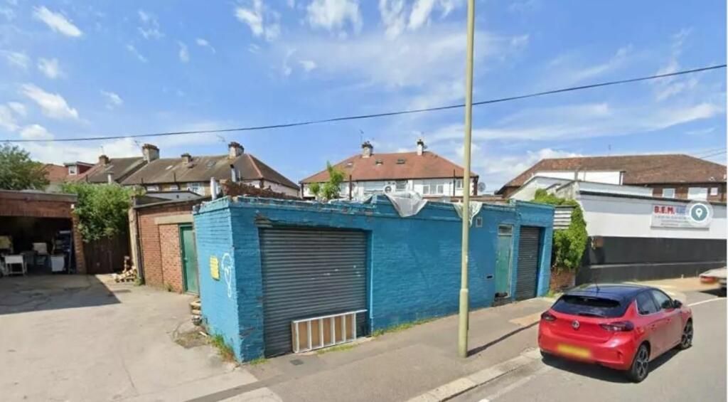 Warehouse to let in Summers Lane, London N12, £30,000 pa