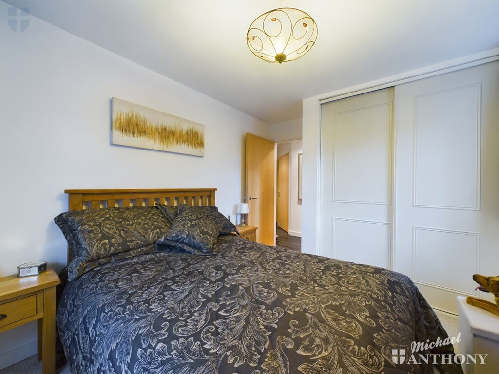 2 bed flat for sale in Buckingham Court, Buckingham Street, Aylesbury HP20, £200,000