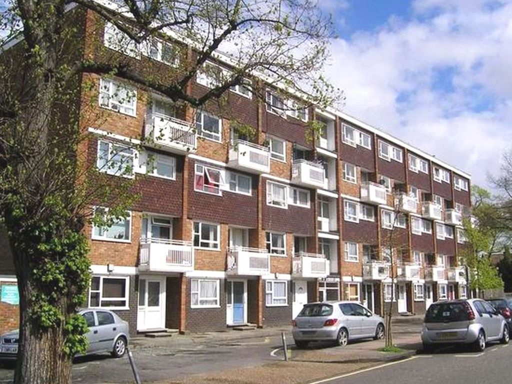 4 bed flat to rent in Denmark Road, Kingston Upon Thames KT1, £2,580 pcm