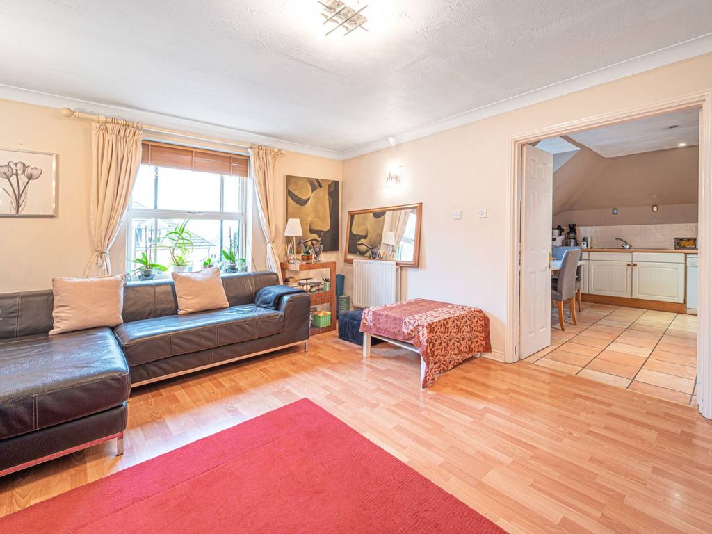 1 bed flat for sale in Garsdale Close, Friern Barnet, London N11, £350,000