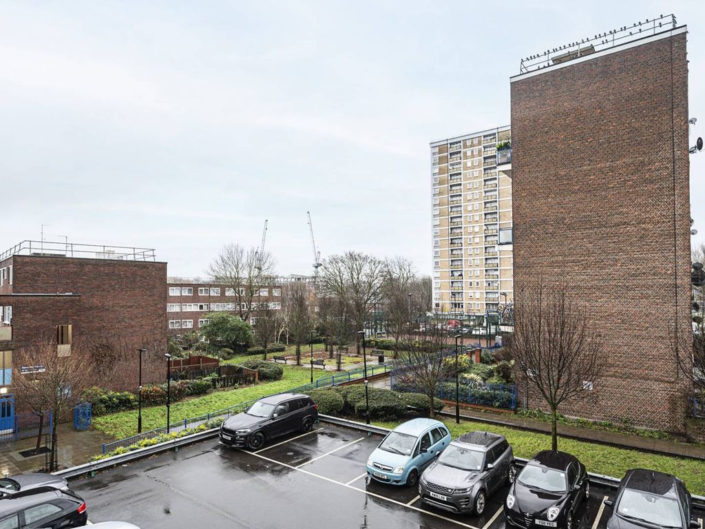 1 bed flat for sale in Perry Court, Tottenham, London N15, £200,000