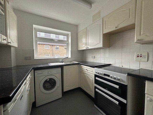 1 bed flat to rent in Park Hill Road, Bromley BR2, £1,300 pcm